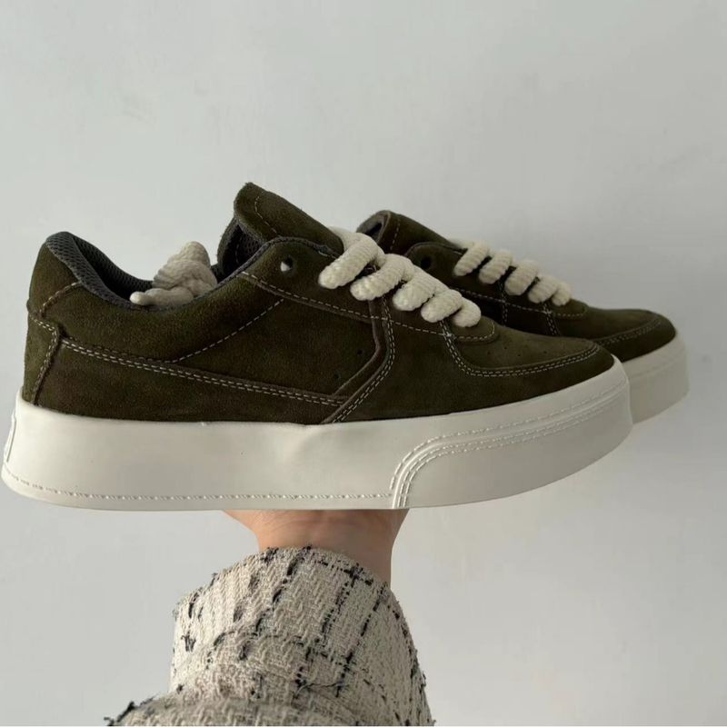 Kleines Nischendesign für Herren im Herbst und Winter, neue Ins, trendige, vielseitige Freizeitsportschuhe mit dicker Sohle, schwarze Brettschuhe_voghion.com