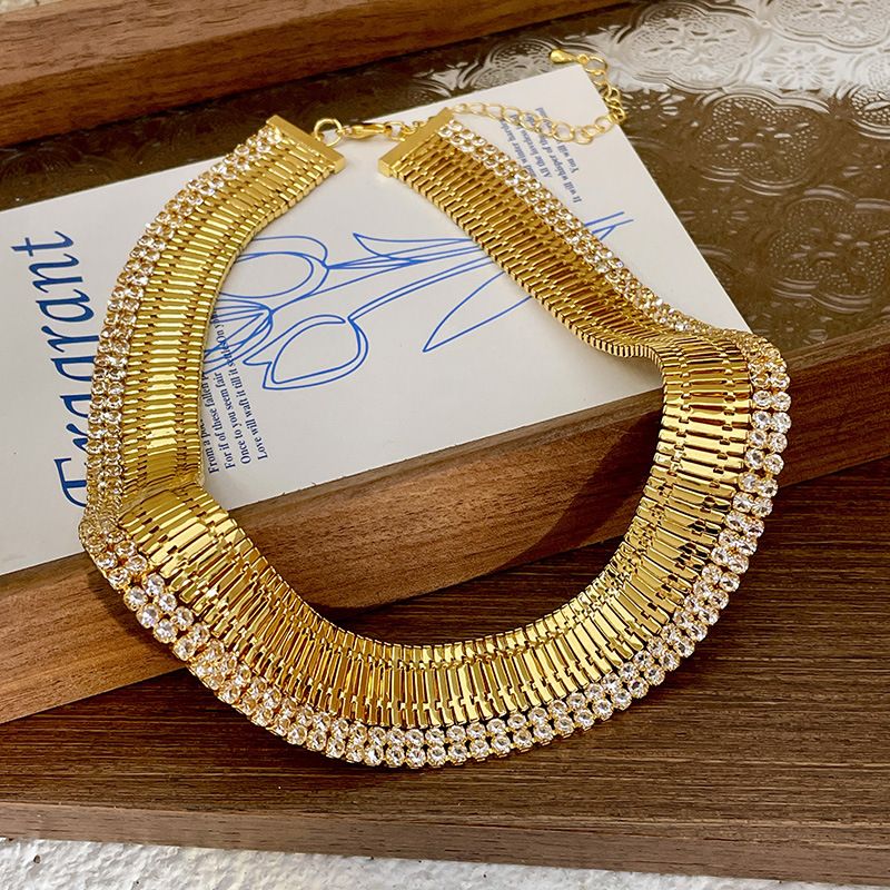 French Style Sweater Vintage Oil Painting Girl Button Necklace Female Niche Design Exquisite Collarbone Chain Trendy_voghion.com