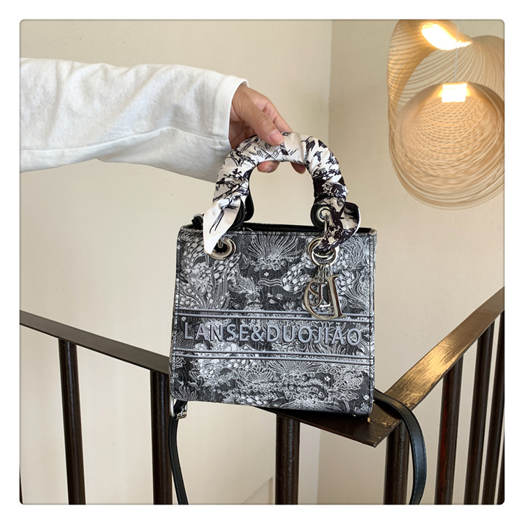 Avanceret broderi håndholdt Daifei taske til kvinder 2023 Nyt efterår/vinter lille design mode en skulder crossbody taske Dai Fei Bao_voghion.com