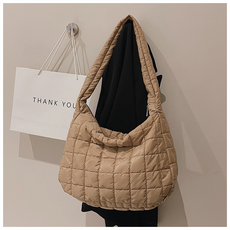 2023 Nuovo Best-seller Leggero Casual All-match Borsa da donna Urbano Semplice Moda Trendy Down Bag Messenger Gnocco Tote Bag_voghion.com