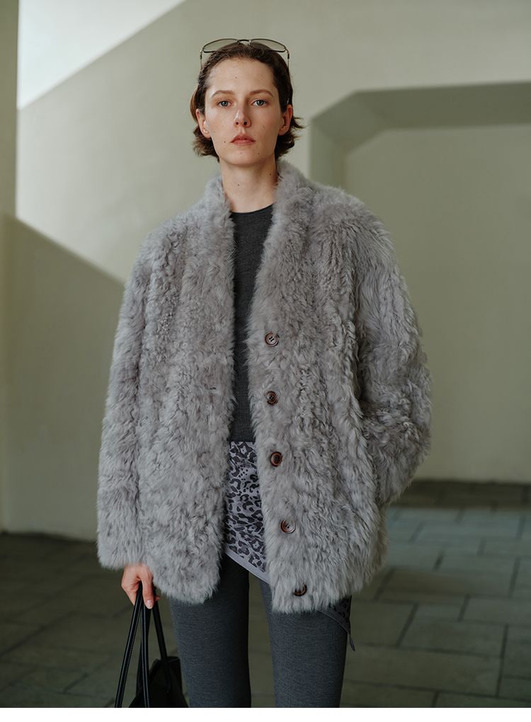 Damen-Kunstpelzmantel mit natürlichen Locken – gemütlicher V-Ausschnitt, offener Cardigan-Stil, toskanisch inspirierte Kunst-Shearling-Jacke_voghion.com