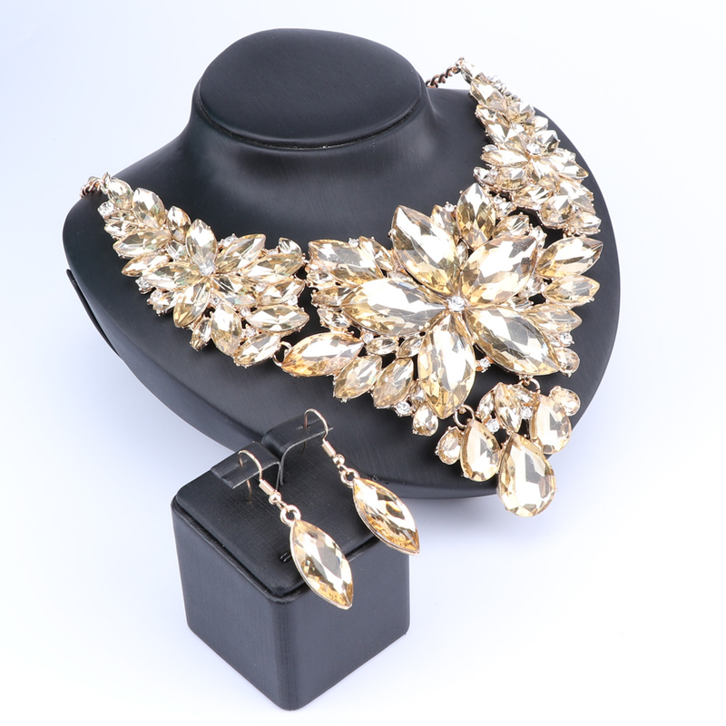 Set di gioielli eleganti da sposa con fiori di cristallo, collana, orecchini e spose per feste._voghion.com