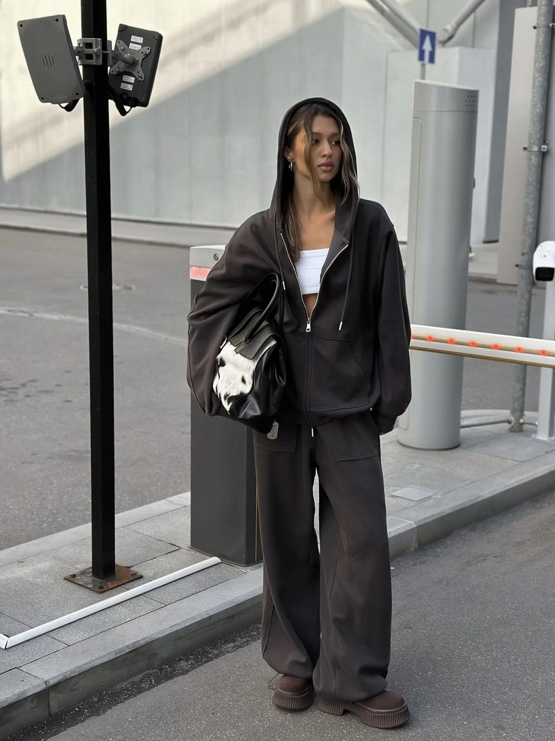 Completo due pezzi casual da strada, con giacca, cravatta, pantaloni a gamba larga, manica lunga, cerniera e tinta unita_voghion.com