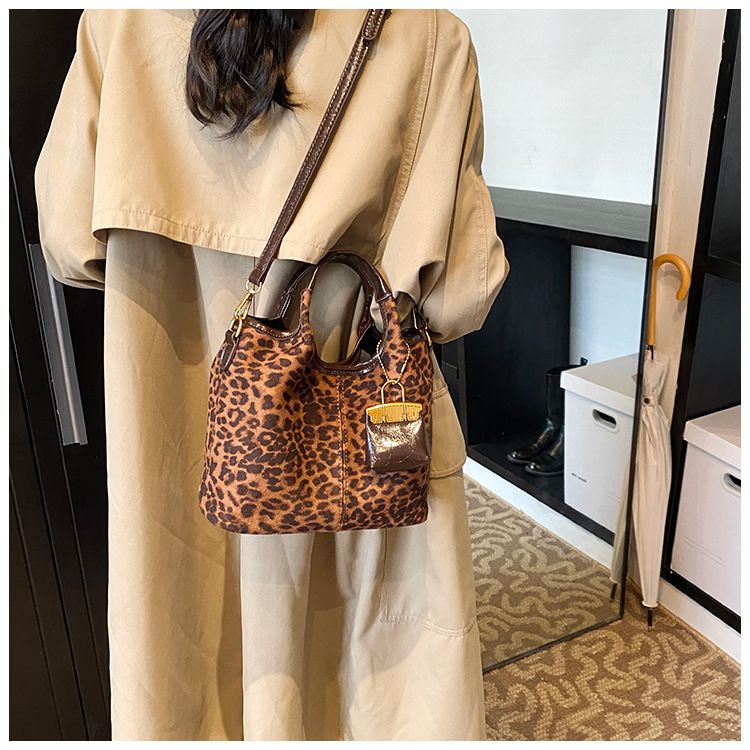 Leopardenmuster für Damen 2024 Herbst neue trendige Mode Schulter koreanische Version Nischendesign Achseltasche_voghion.com