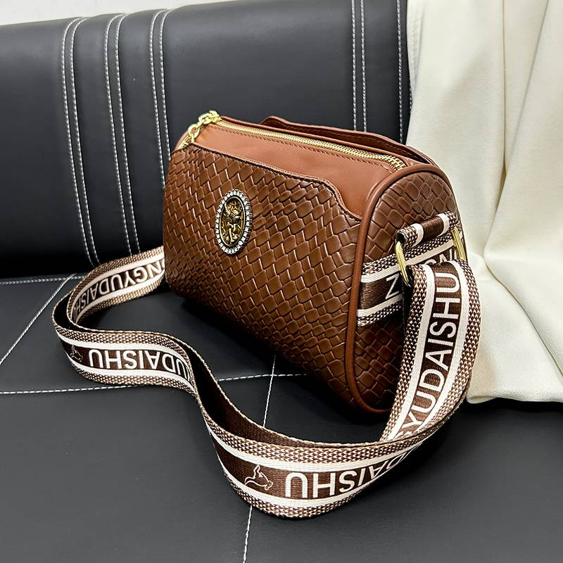 Kožená dámská taška Crossbody Polštář Barrel Woven_voghion.com
