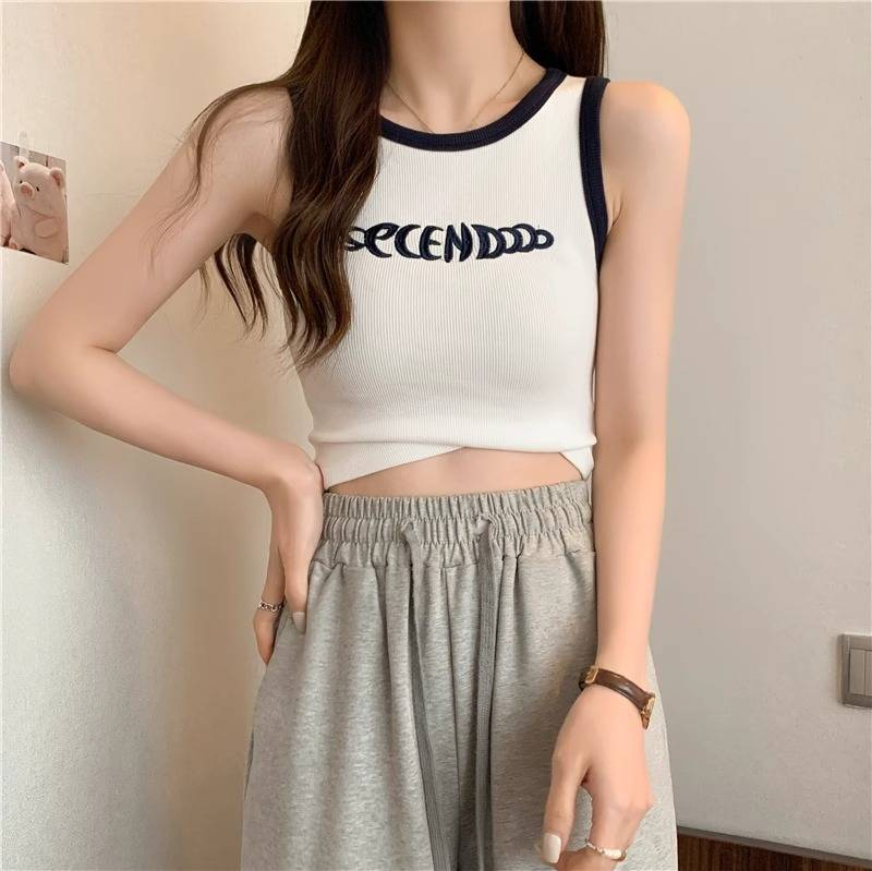 Yllään Camisole-toppi, plus-kokoinen tyttö kuuman tytön kanssa, jolla on dopamiinihihaton toppi kesällä_voghion.com
