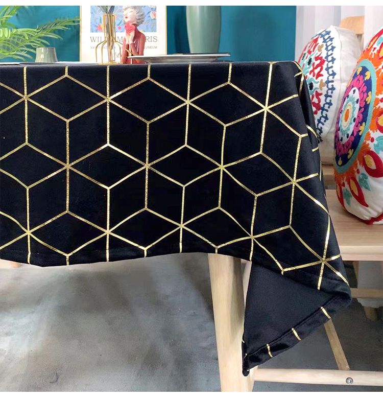 Luxuriöse Tischdecke aus smaragdgrünem Samt mit goldener geometrischer Stickerei – Elegante rechteckige Esstischdecke für formelle und festliche Dekoration_voghion.com