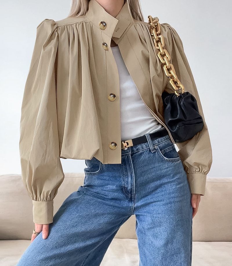 Trench coat color kaki da donna, con colletto alto, maniche a sbuffo, corto e plissettato, stile britannico, autunno 2025_voghion.com