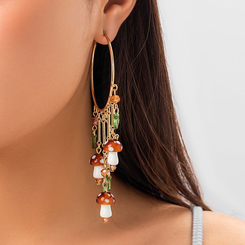 Orecchini da donna in oro, orecchini con grandi cerchi esagerati e pendenti con nappe, orecchini versatili in stile etnico a forma di foglia di fungo._voghion.com