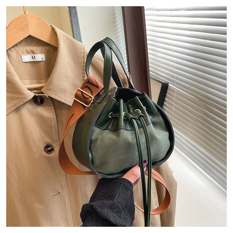 Borsa a secchiello da ascella con tracolla larga e coulisse, nuova e versatile da donna, in stile color block_voghion.com