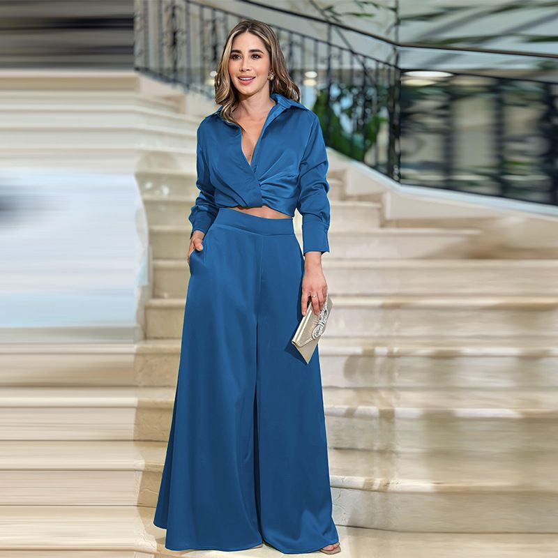 Completo da donna con camicetta e pantaloni con risvolto, elegante abbigliamento casual da ufficio, in poliestere elasticizzato e confortevole, camicia a maniche lunghe rosa con pantaloni coordinati_voghion.com