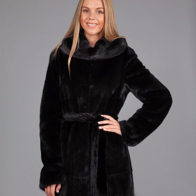 Damenmode mittellanger Mantel aus warmem Nerzimitat mit schwarzem Gürtel_voghion.com