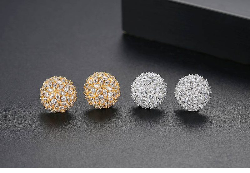 Boucles d'oreilles à tige en zircone florale pour femme - Design floral géométrique élégant, cuivre hypoallergénique plaqué rhodium_voghion.com