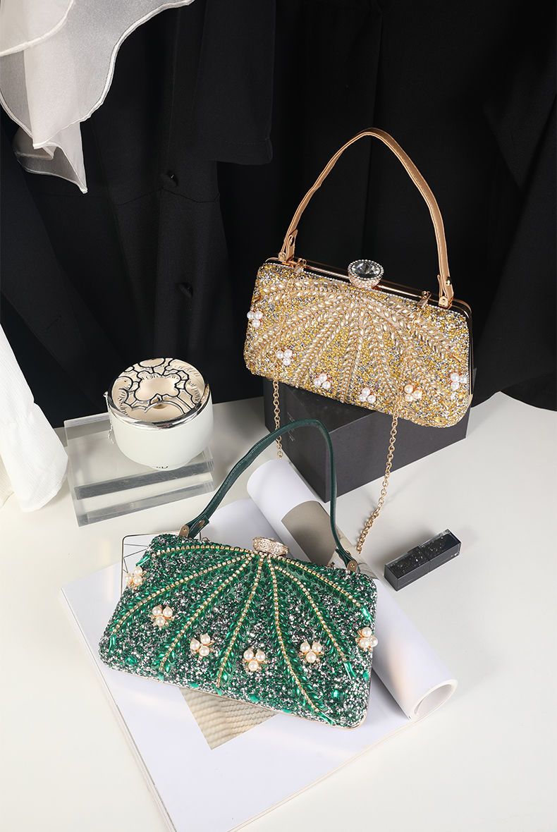 Diamanti intarsiati alla moda e super belli per le celebrità femminili, tracolla monospalla con diamanti acquatici alla moda_voghion.com
