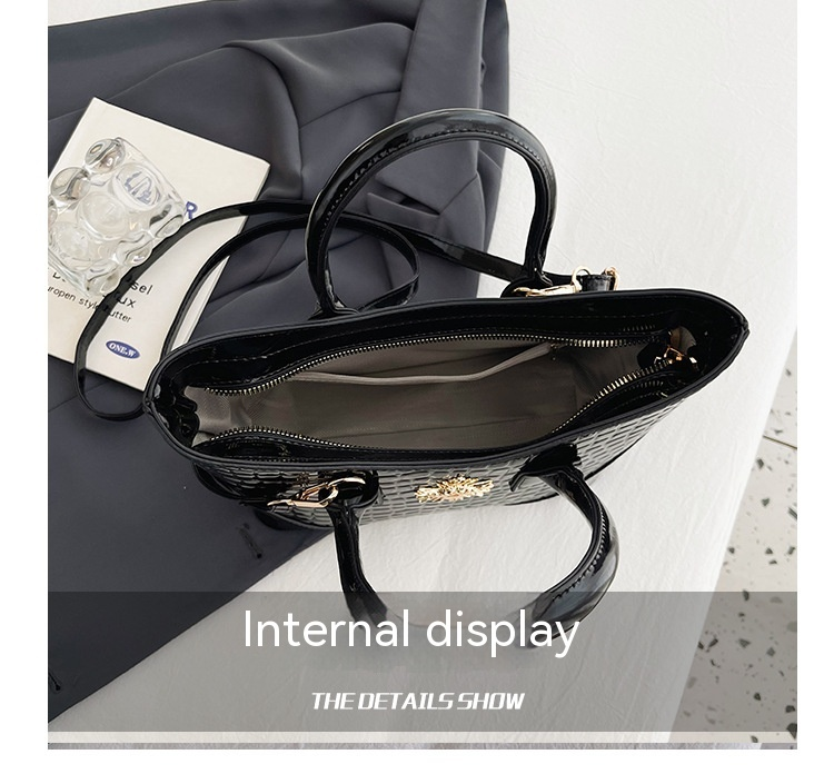 Handheld Women's Bag Fashionable and Versatile Bright Face Bag 2024 New Korean Single Shoulder Bag Retro Crossbody Bag Trend_voghion.com