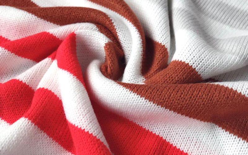 Gestreifter, farblich passender Damenpullover für Herbst- und Winterstudenten_voghion.com