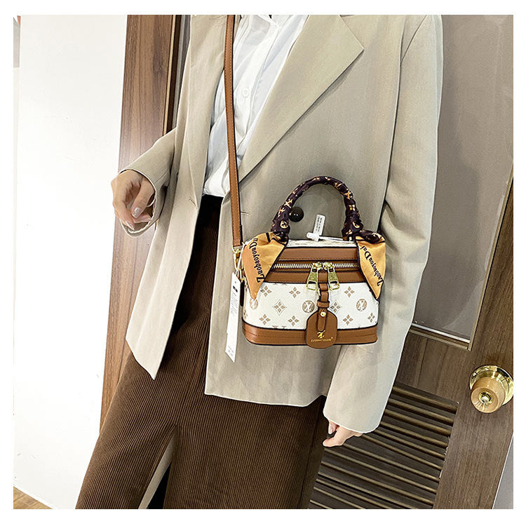 High-end female 2023 new fashion presbyopic box all-match portable shoulder Messenger cosmetic bag trend_voghion.com