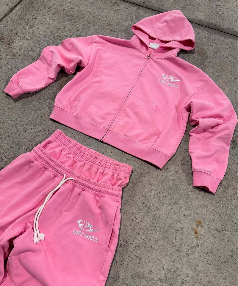 Conjunto de casal unissex streetwear para homens - Moletom com capuz bordado grande e calça de moletom (rosa) | Conjunto moderno para combinar com a moda urbana_voghion.com