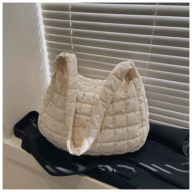 2023 Nuovo Best-seller Leggero Casual All-match Borsa da donna Urbano Semplice Moda Trendy Down Bag Messenger Gnocco Tote Bag_voghion.com