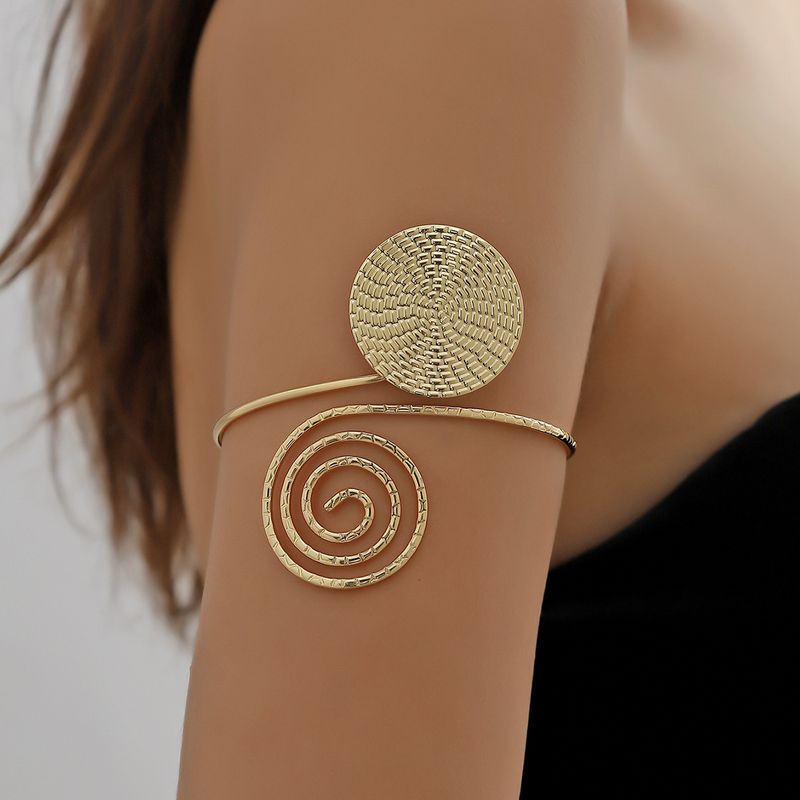 Gioielli semplici a forma di cuore con farfalla, anello da braccio, luce, lusso, nicchia, braccialetto di alta gamma, moda, nuovo e venduto da donne_voghion.com