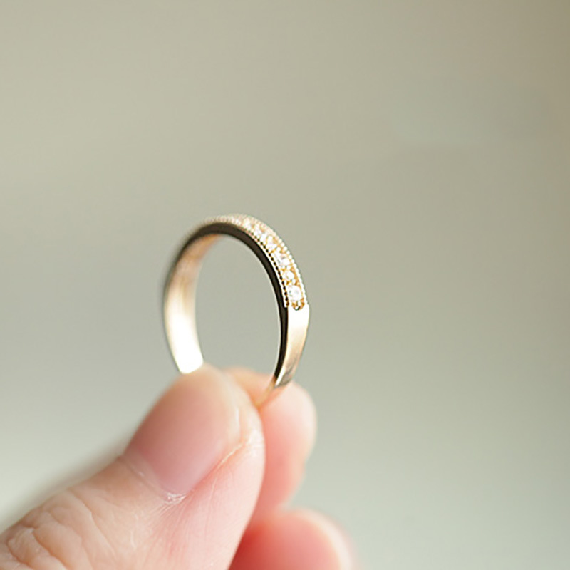 Anello da dito indice in argento sterling stile corte romana con pizzo intagliato e scavato con base e piccoli zirconi e diamanti impilati_voghion.com