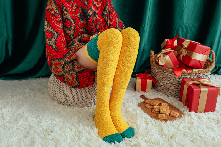 3-Pair Women's Coral Fleece Christmas Socks, Non-Shedding Fuzzy Sleep Socks With Half-Side Plush, Festive Ankle Socks For Home_voghion.com