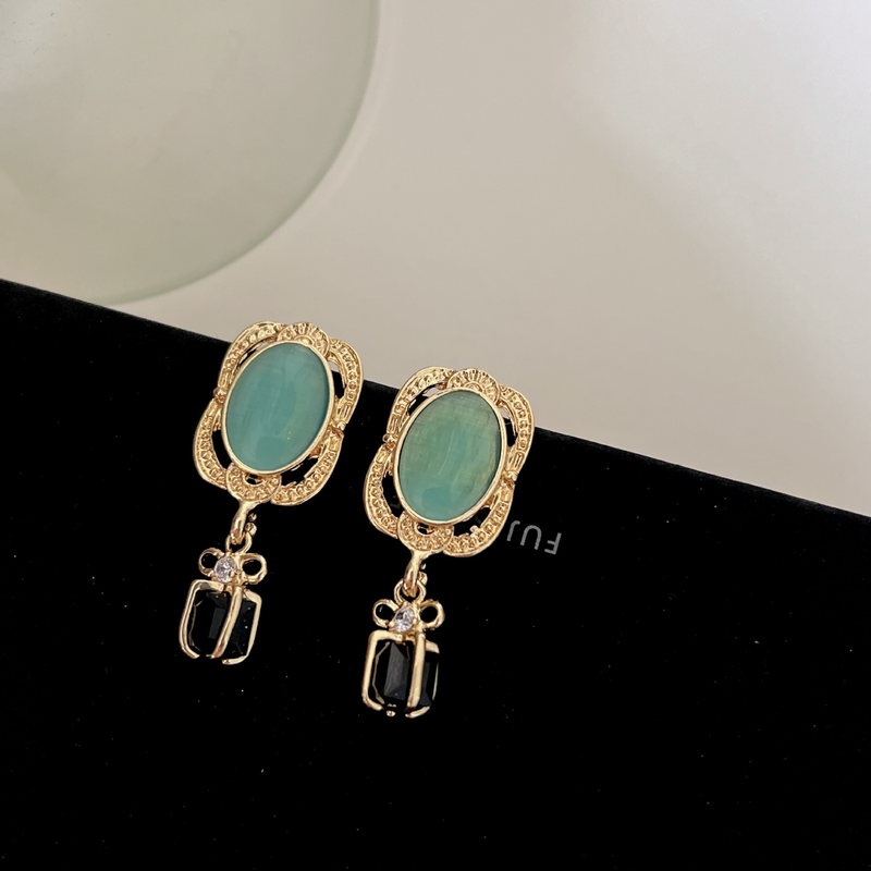 Designer Elements Light Luxury High Grade Cat Eye Stone Earrings Retro Earrings Women's Fashion Simple Earrings_voghion.com