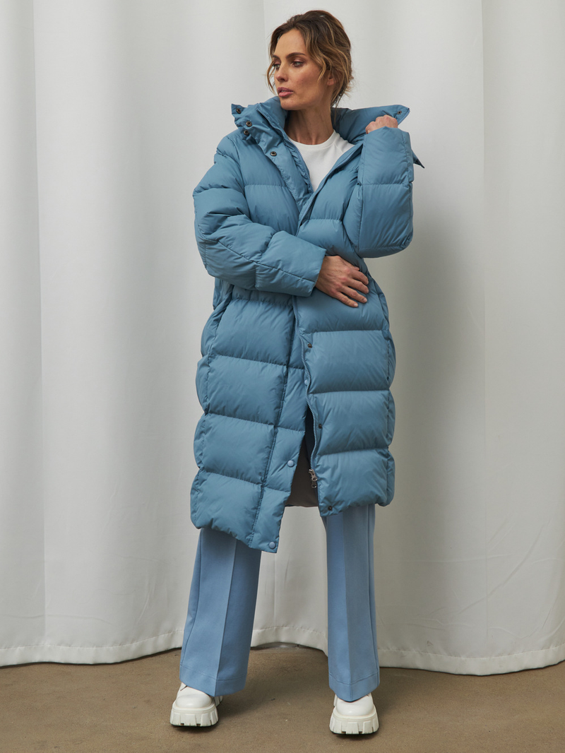 Zimska odebeljena dolga ženska jakna s kapuco in puhom, bela, 90 cm_voghion.com