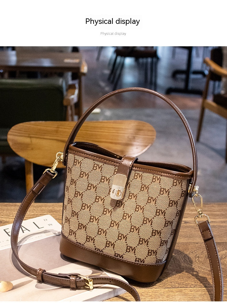 2023 Nuova borsa di vendita calda Borsa a secchiello per l'acqua Borsa da donna di lusso leggera Borsa a mano piccola borsa quadrata Borsa a tracolla con una spalla retrò_voghion.com