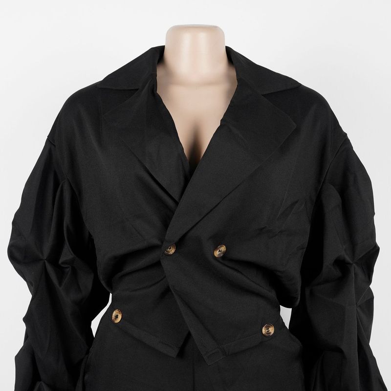 Completo da donna per il pendolarismo: camicetta con ampio risvolto e pantaloni con maniche a pieghe_voghion.com