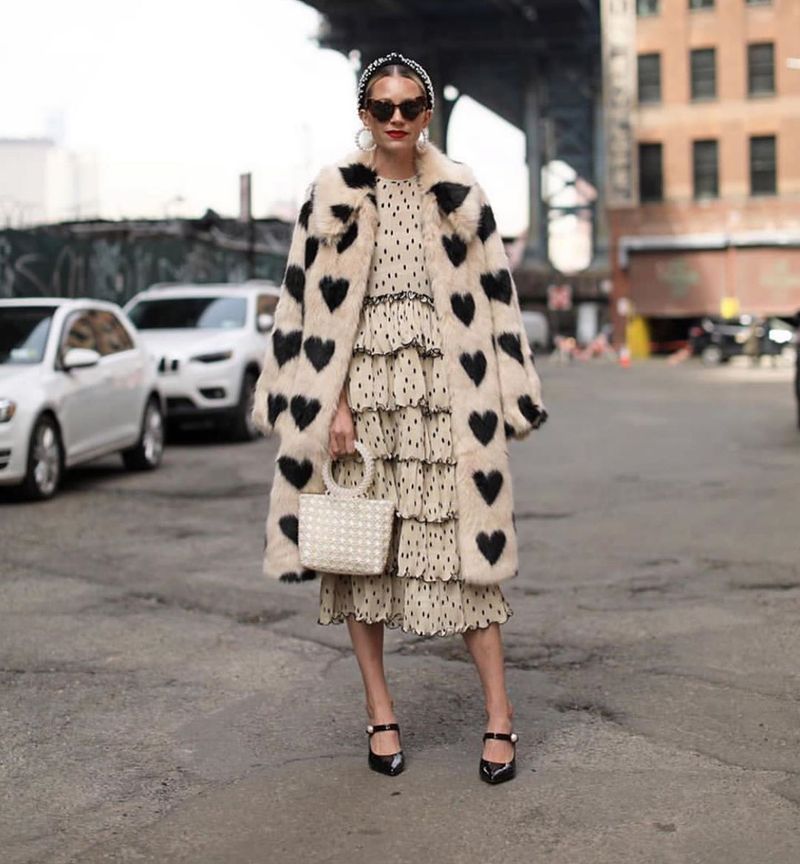 Eleganter langer Kunstfellmantel mit Herzmuster, warmer Wintermantel für Frauen, Plus Size verfügbar, weiße Kaninchenfell-ähnliche Textur_voghion.com