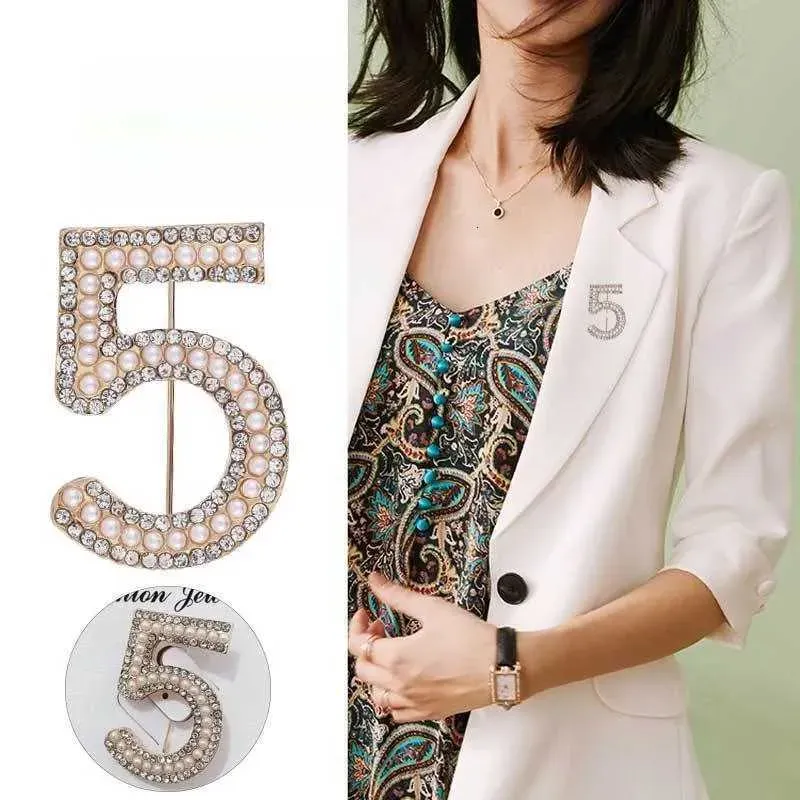 Vintage Brooch Accessory With Pearl Rhinestone Mink Fur Badge Pin Buckle For Autumn And Winter Clothing Corsage Y250809_voghion.com