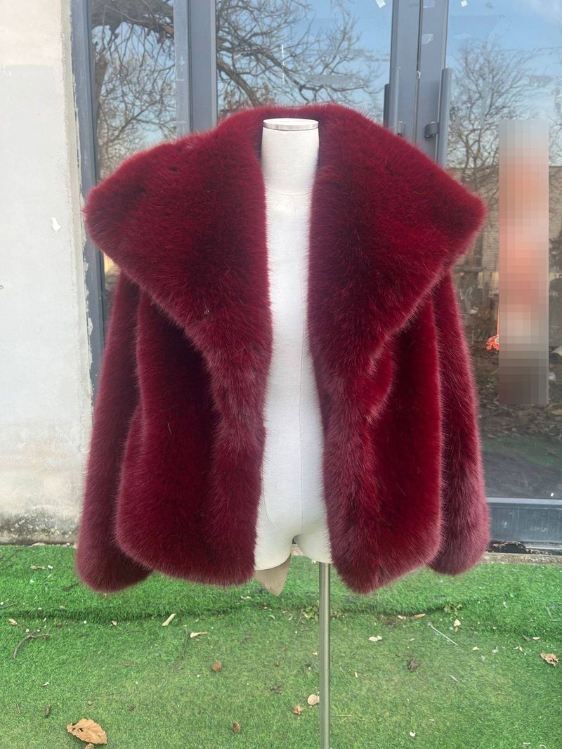 Cappotto in pelliccia sintetica di volpe per donna - Giacca invernale di media lunghezza con risvolto oversize, colore sfumato alla moda, stile street_voghion.com