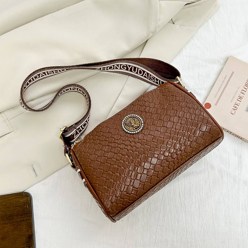 Kožená dámská taška Crossbody Polštář Barrel Woven_voghion.com