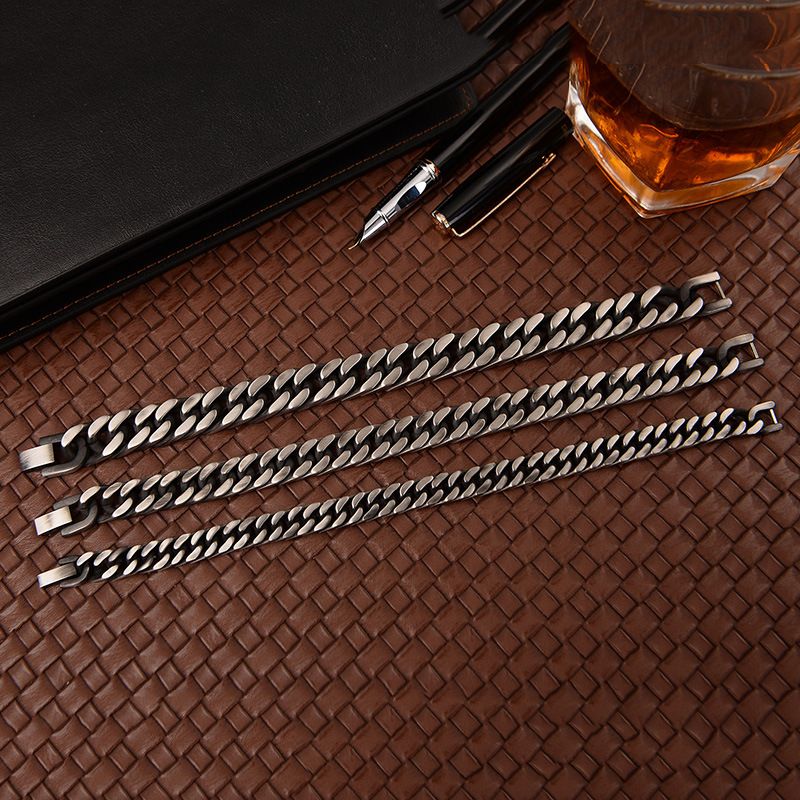 Bracciale creativo da uomo 2023 con doppia trama a quattro lati in titanio lucido e catena cubana_voghion.com