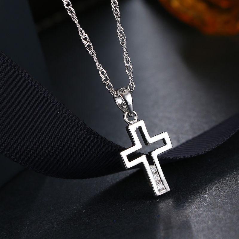 Collana con ciondolo a croce minimalista e liscia per donna, accessorio girocollo con design micro-intarsiato in argento puro_voghion.com