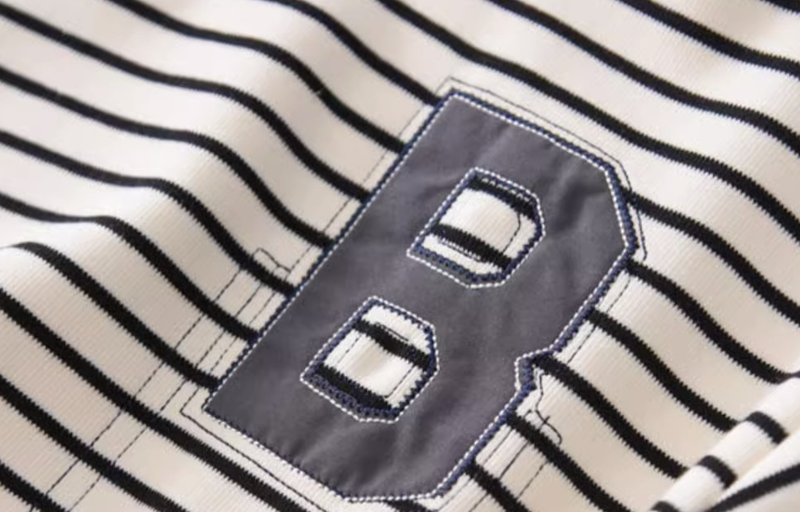 abbigliamento per bambini I bambini di taglia media e grande indossano una felpa con cappuccio sopra un top casual ed elegante a righe con lettere_voghion.com