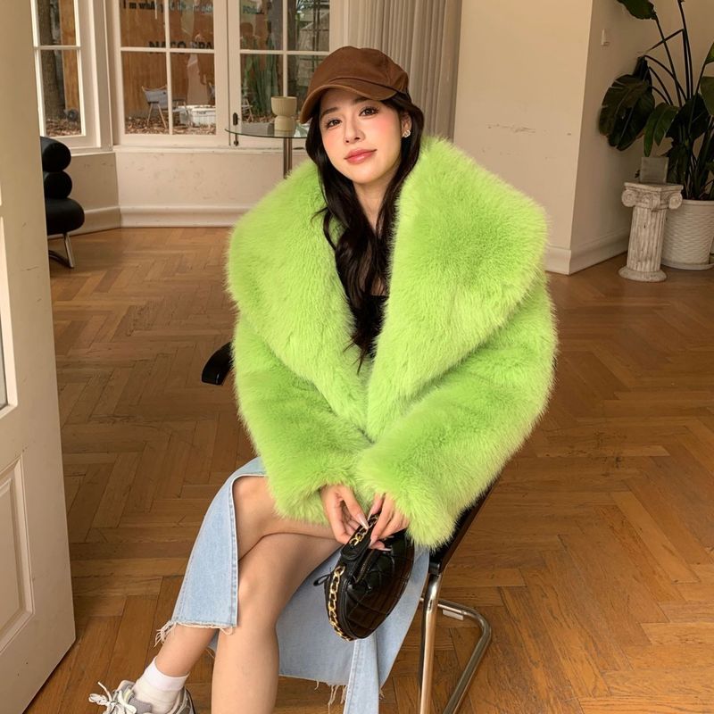 Leuchtend grüne Jacke aus Kunstfuchspelz – koreanisch inspirierter flauschiger Kurzmantel für Damen_voghion.com