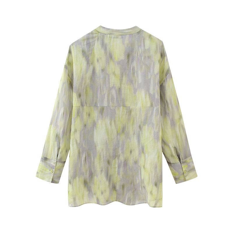 Completo da donna con camicetta in ramia con stampa a spacchi asimmetrici e pantaloni a gamba larga a vita alta – Look streetwear alla moda per l'estate_voghion.com