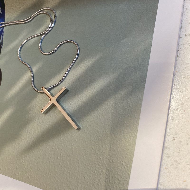 Giacca con cappuccio con collana a catena lunga con croce in osso di serpente non sbiadito in acciaio al titanio, accessori casual versatili e minimalisti_voghion.com