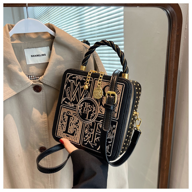 Design para mulheres 2024 Nova bolsa feminina transversal popular portátil pequena bolsa quadrada bordada_voghion.com