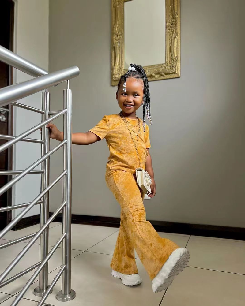 M8025 Comercio exterior europeo y americano 2023 nuevo estilo Instagram ropa para niños conjunto de manga corta Veet dorado para niña_voghion.com