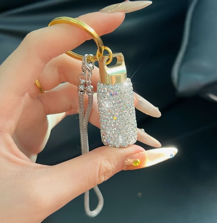 Pilulier élégant en métal avec strass – Boîte de rangement compacte et sécurisée pour médicaments avec sangle de suspension (design minimaliste moderne, capacité de 18 L)_voghion.com