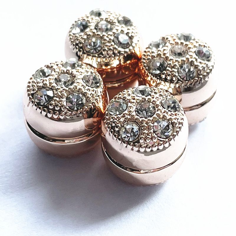 Sciarpa lunga super magnetica con fibbia in mattoni a pois fatti a mano da donna_voghion.com