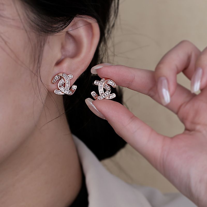 Xiaoxiangfeng Personalizované stříbrné jehlové C písmeno ženské luxusní náušnice šperky živé vysílání_voghion.com