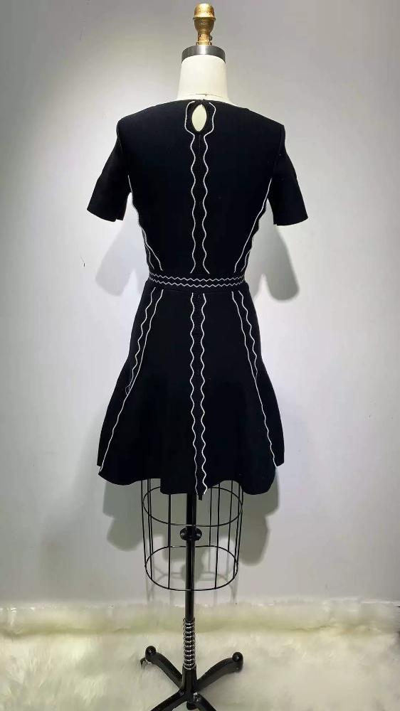 Elegantes schwarzes Strickpulloverkleid mit 3D-Muster – Slim Fit Rundhals-Kurzarm-Tunika für Damen_voghion.com