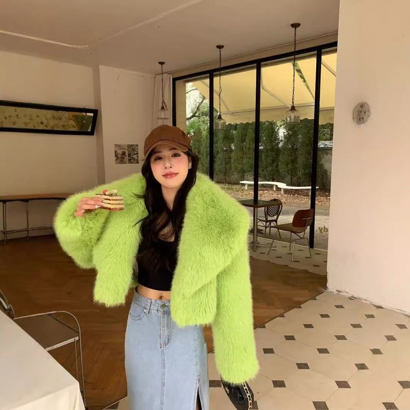 Leuchtend grüne Jacke aus Kunstfuchspelz – koreanisch inspirierter flauschiger Kurzmantel für Damen_voghion.com