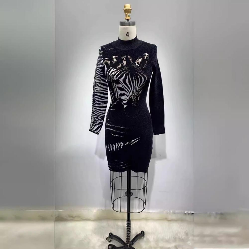 Stilvolles schwarzes, hochgeschlossenes, langärmliges, figurbetontes Strickpulloverkleid für Damen – schmale Passform, dehnbarer Stoff, fürs Büro und die Freizeit_voghion.com