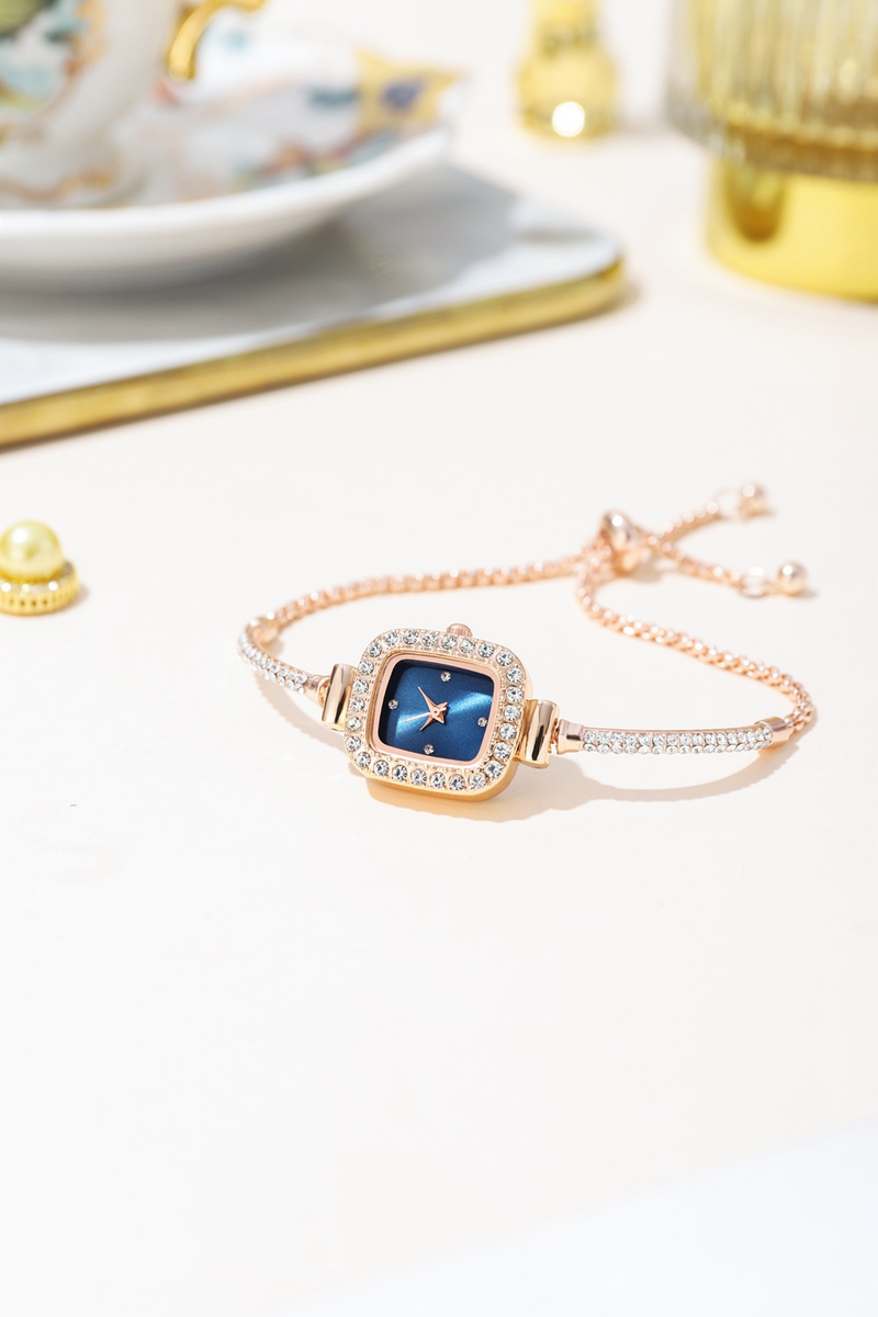 Orologio da polso da donna con quadrante piccolo quadrato di vendita calda, trasmissione in diretta con cinturino sottile, orologio da donna con temperamento, un pezzo di orologio_voghion.com