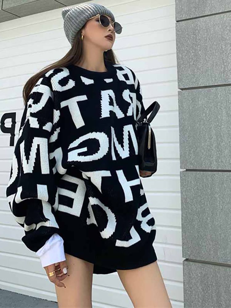 Losvallende, trendy trui in de nieuwe stijl van een merk met volledige letters en een lui ontwerp_voghion.com